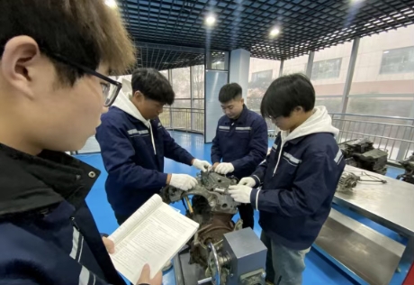 校园文字拼图・课桌旁札 | 扳手与青春，共赴汽修实习之约