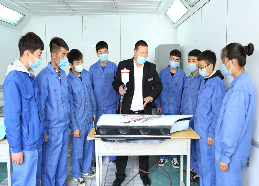 职高学校有哪些专业？为什么越来越多的人选择新能源汽车技术专业呢？